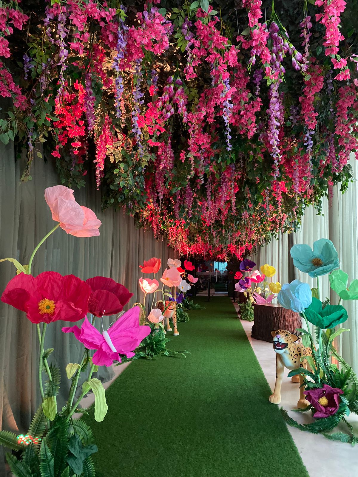 ¡No solo gastes dinero en decoración, invierte en ella! ¡Con Flores Gigantes puedes olvidarte de gastar dinero en decoración para todos los eventos futuros!
